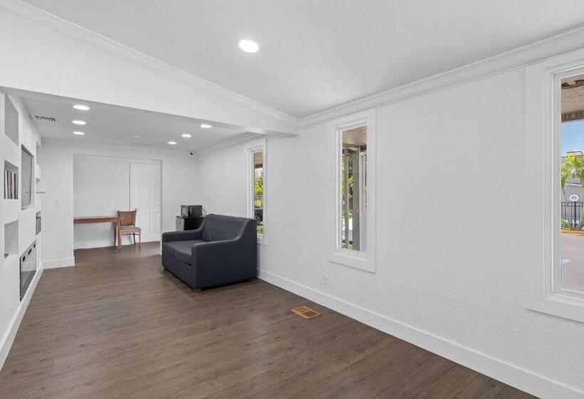 Отель Travelodge By Wyndham Kissimmee/orlando