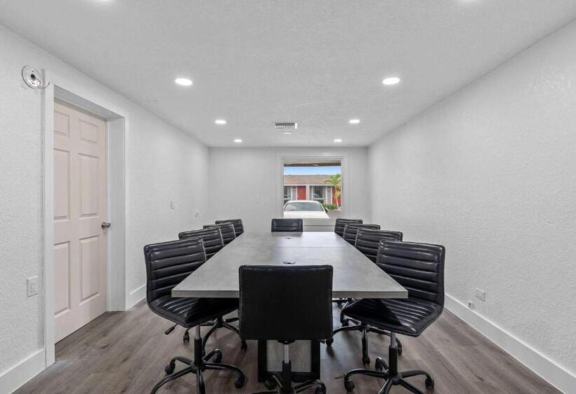 Отель Travelodge By Wyndham Kissimmee/orlando