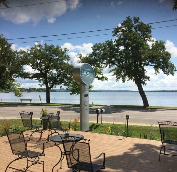 Отель Lakes Inn