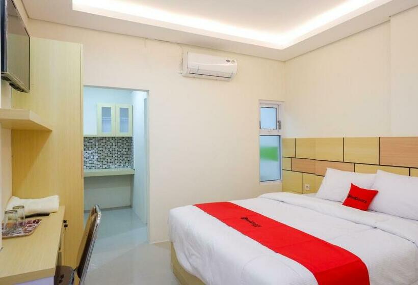 Отель Reddoorz Plus Near Pasar Gede Solo
