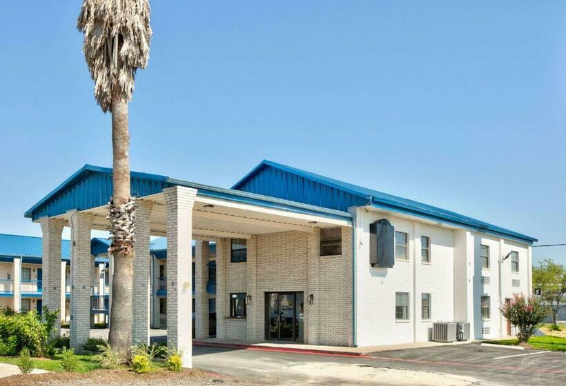 Отель Super 8 By Wyndham Victoria South Hwy 59