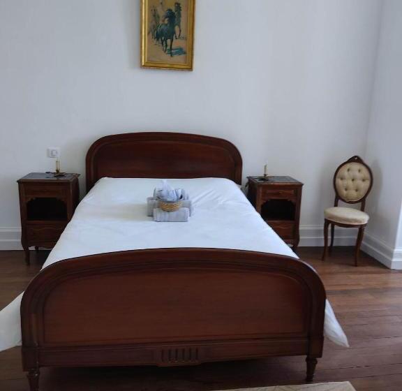 膳宿费 Chambres D Hôtes Au Château De Puycharnaud