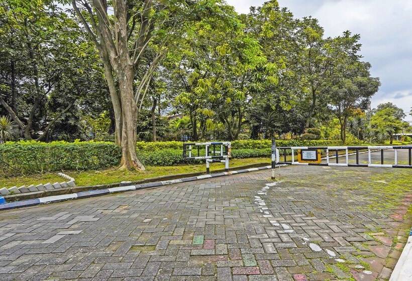ホテル Spot On 92474 Penginapan Rusunawa Ii