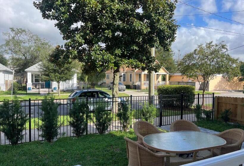 بنسيون Lovely Guesthouse In The Up And Coming Springfield