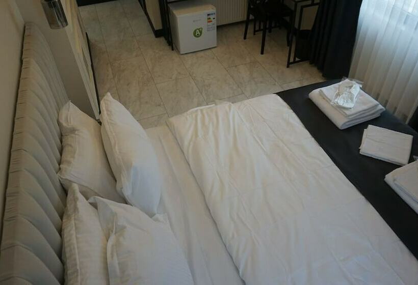 בית מלון כפרי Main Airport