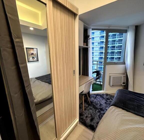 Hotel Sally’s At Azure North