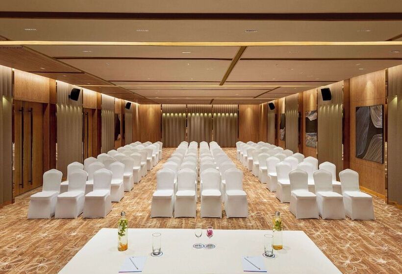 בית מלון כפרי Ramada Encore By Wyndham Indore Nipania
