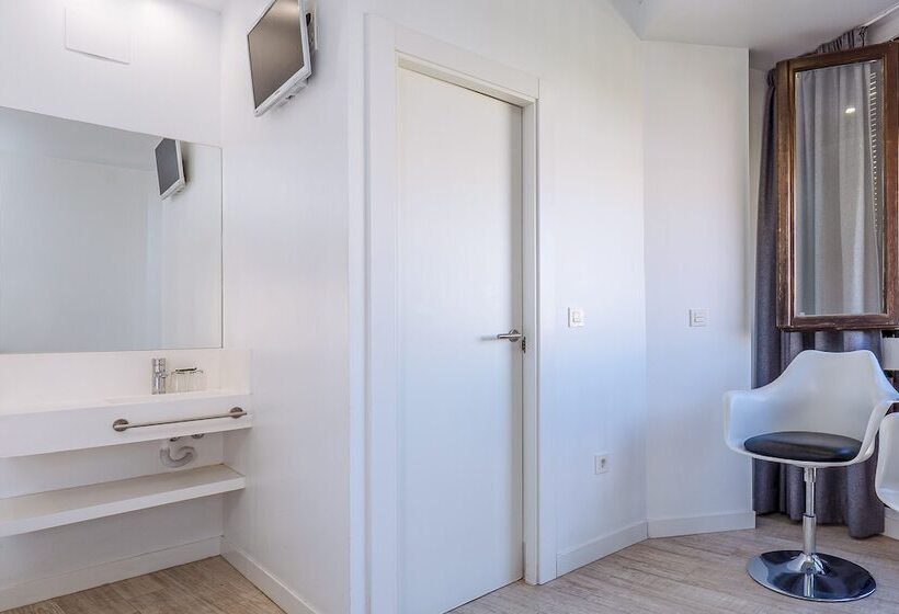 مسافرخانه AMC Granada