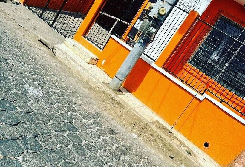 هتل Hostal Cisne House