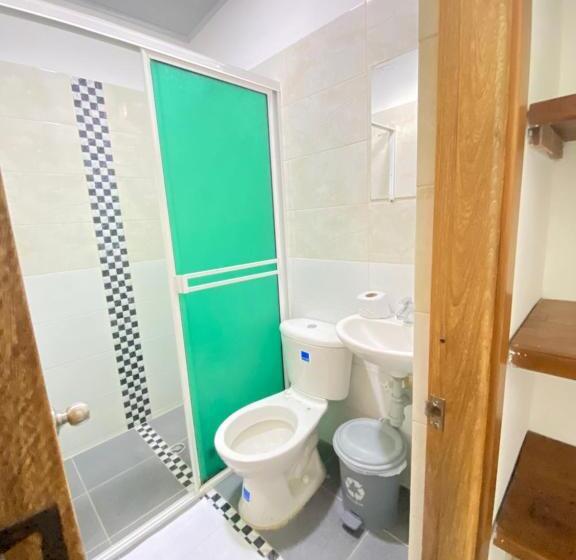 هتل Hostal Las Flores