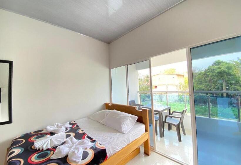 هتل Hostal Las Flores