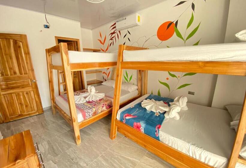 هتل Hostal Las Flores