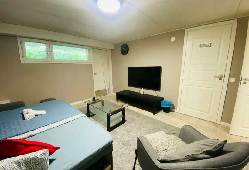 Общежитие Welcoming Shared Room With Free Parking And Sauna