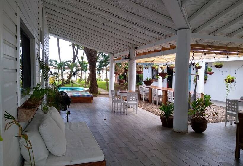 تختخواب و صبحانه Jakes On The Beach