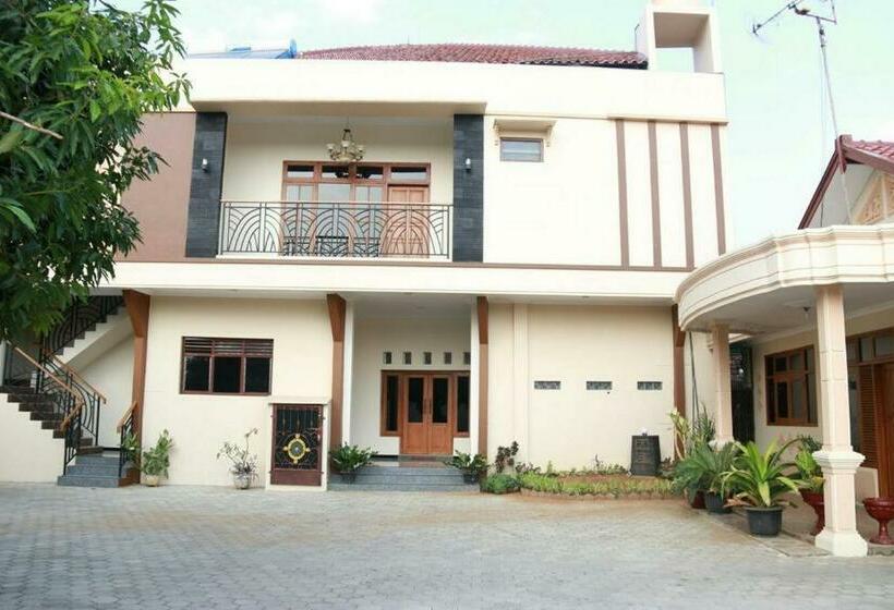 Отель Homestay Griya Kinasih Syariah Pati Mitra Reddoorz