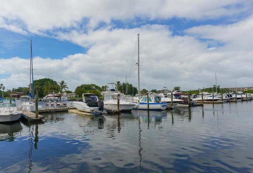 Waterfront Room, Heated Pool, Tiki Bar & Grill