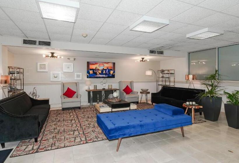 Waterfront Room, Heated Pool, Tiki Bar & Grill