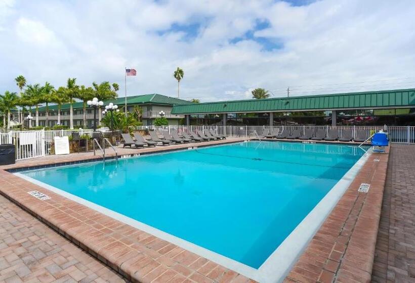 Waterfront Room, Heated Pool, Tiki Bar & Grill