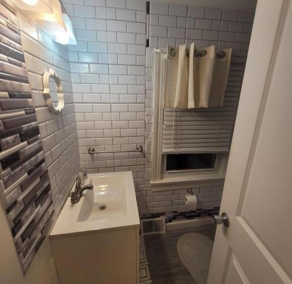 پانسیون Room In Apartment   Blue Room In Delaware