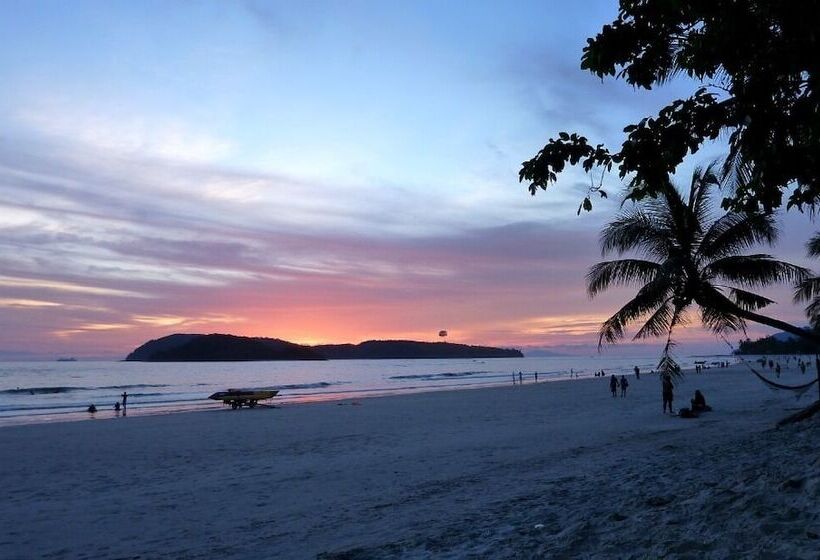 مُتل Shell Out Cenang Beach Resort
