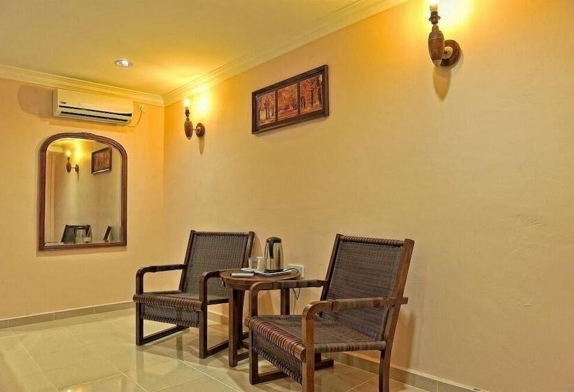 Penarak Bamboo Beach Motel