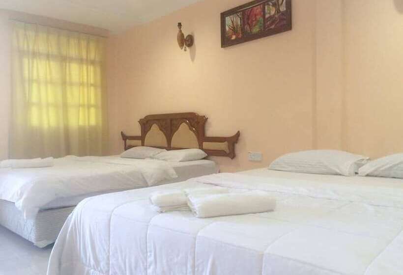 Penarak Bamboo Beach Motel