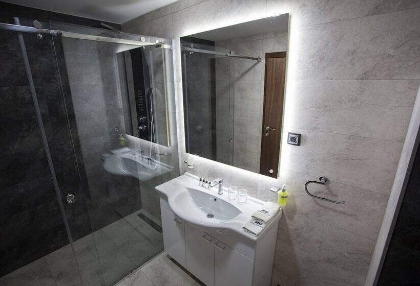 هاستل Monogramlux