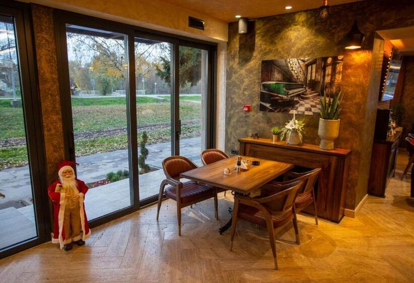 هاستل Monogramlux