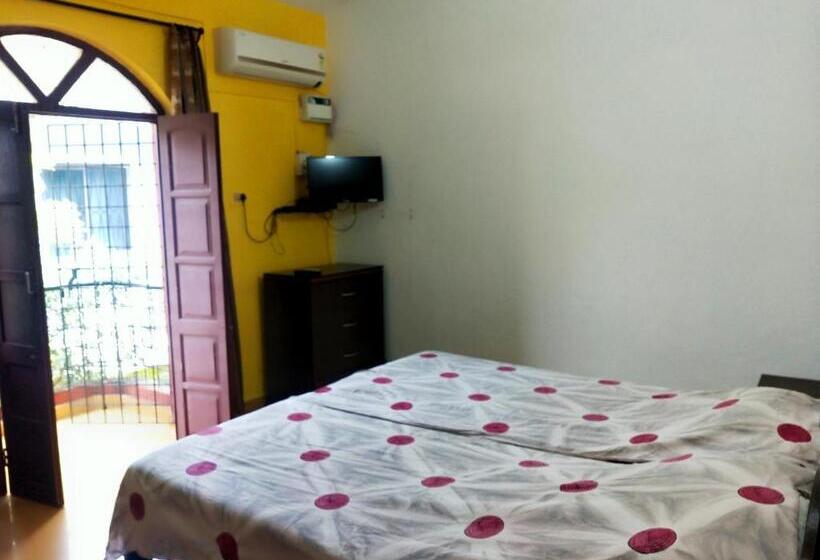 پانسیون Alexmarie Guest House 5 Min To Candolim Beach