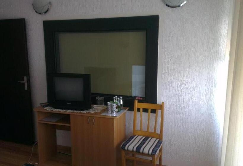 هتل Konaciste Trstenik