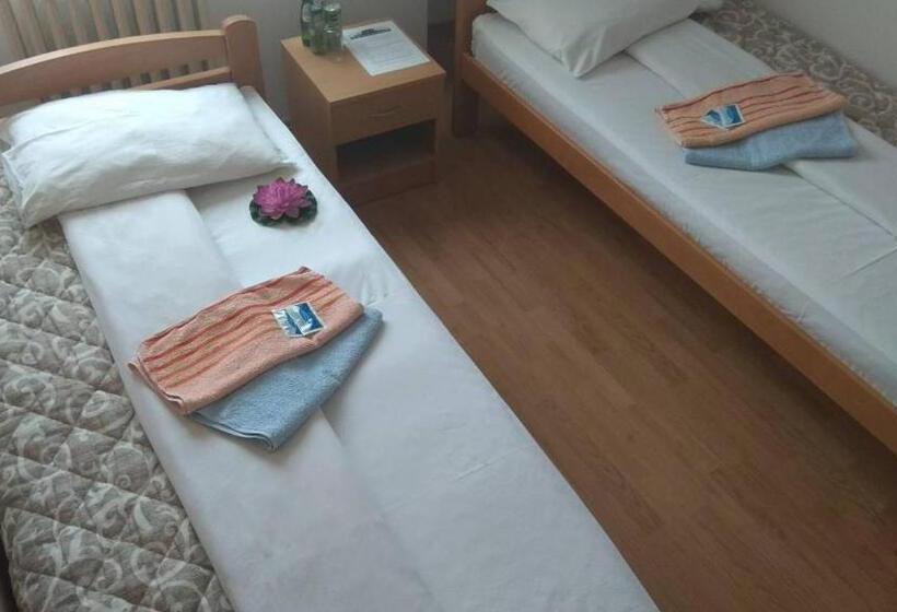 هتل Konaciste Trstenik