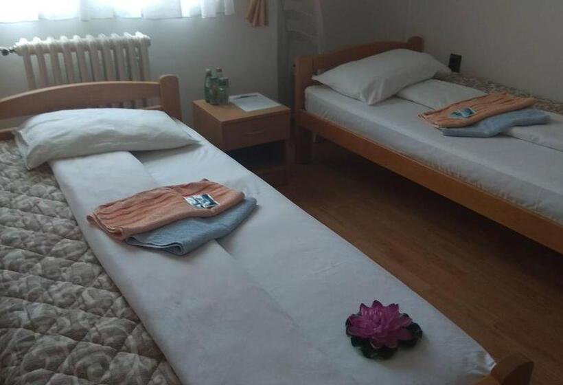 هتل Konaciste Trstenik