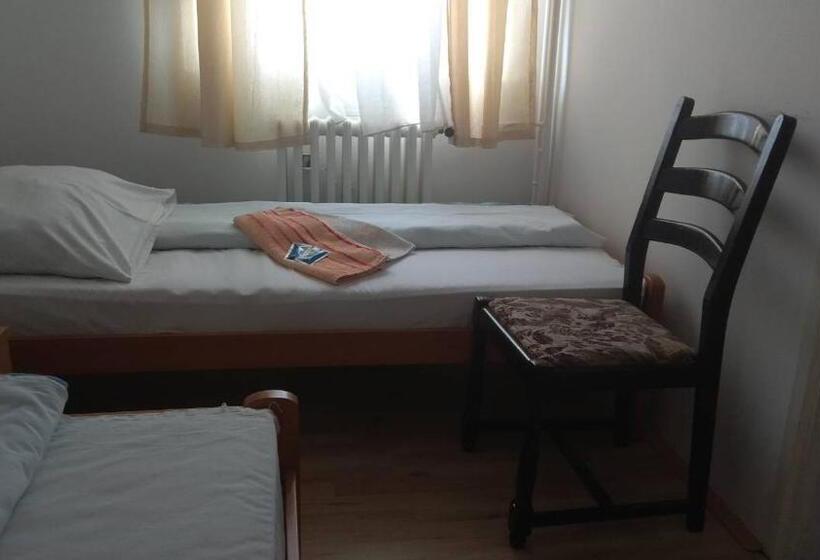 هتل Konaciste Trstenik