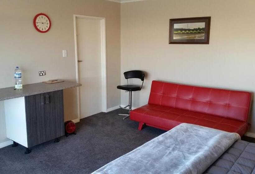 Moeraki Boulders Motel
