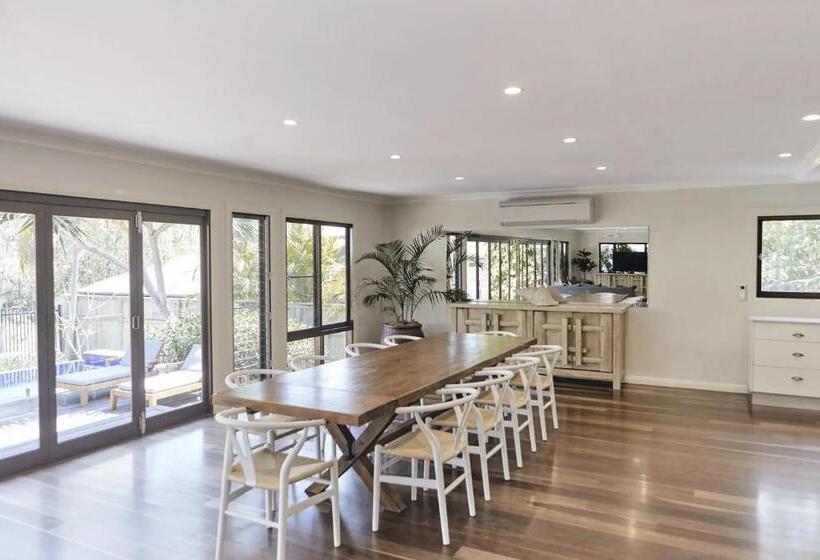 پانسیون Away Guesthouse  Away On Shirley Lane