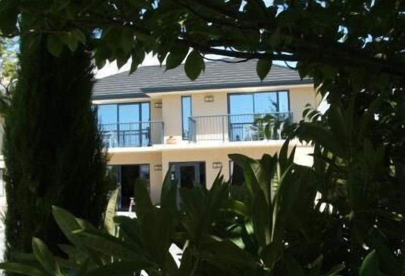 Avalon Manor Motel