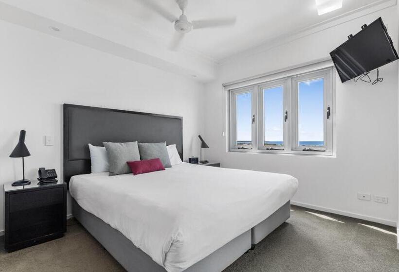 H On Mitchell Apartment