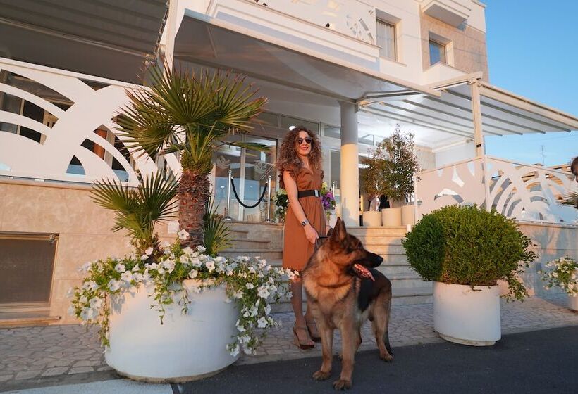 هتل Piccadilly Rooms Restaurant And Beach