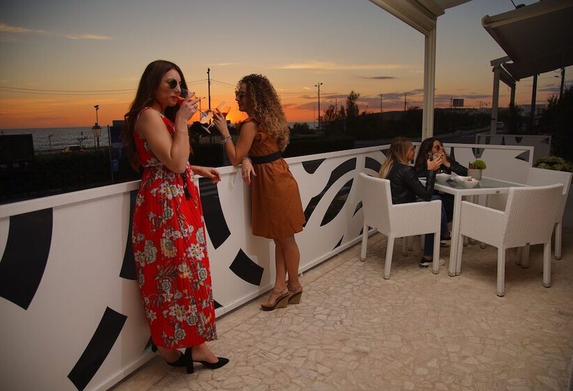 هتل Piccadilly Rooms Restaurant And Beach