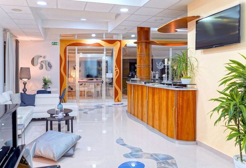 هتل Piccadilly Rooms Restaurant And Beach