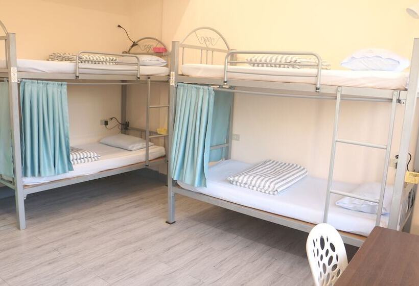 On My Way Taipei Hostel