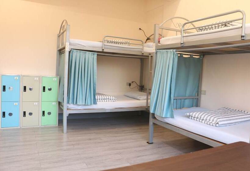 On My Way Taipei Hostel