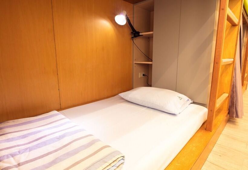 On My Way Taipei Hostel