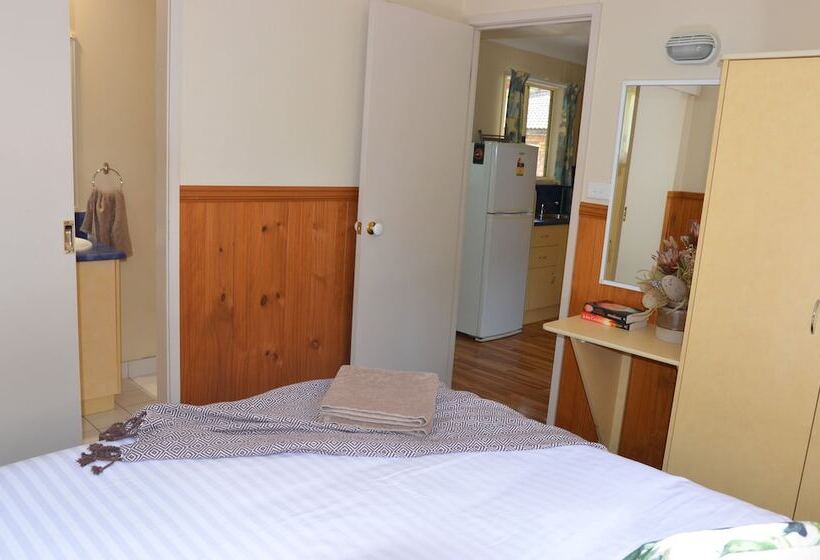 Отель Jervis Bay Cabins & Hidden Creek Campsite