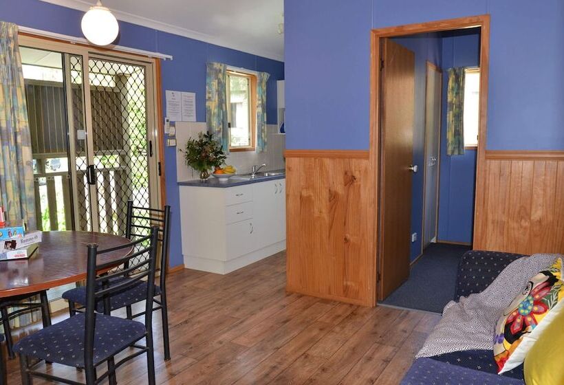 Отель Jervis Bay Cabins & Hidden Creek Campsite