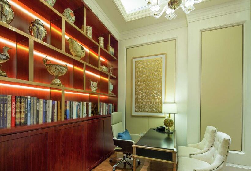 هتل Hilton Yuxi Fuxian Lake