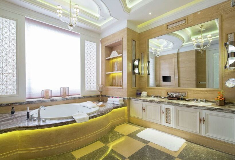 هتل Hilton Yuxi Fuxian Lake