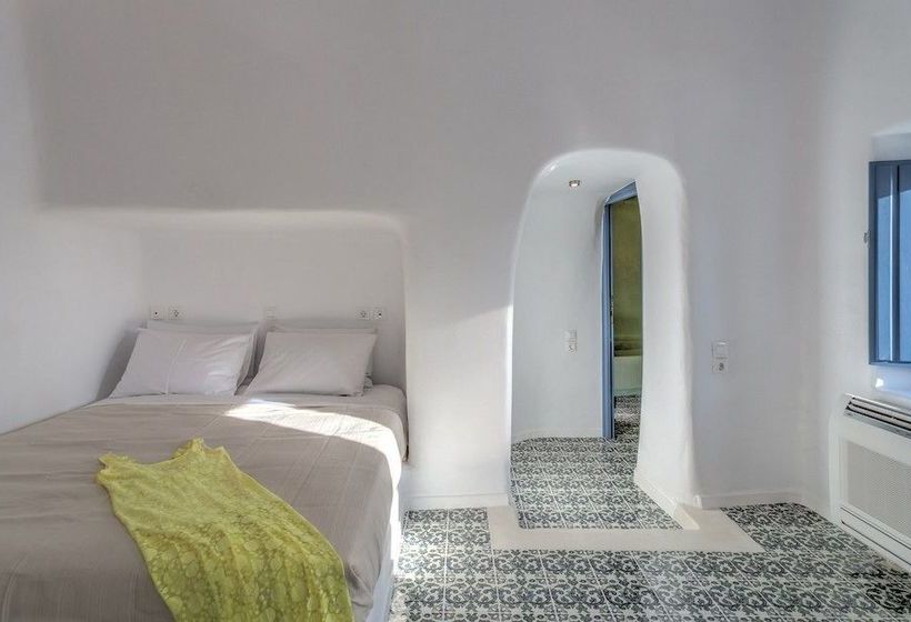Luna Santorini Suites