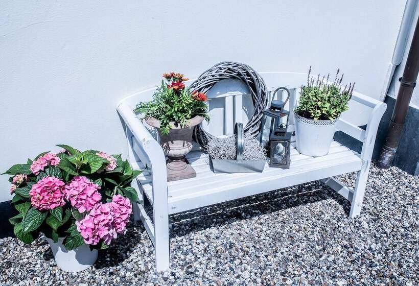 تختخواب و صبحانه Engholmbb