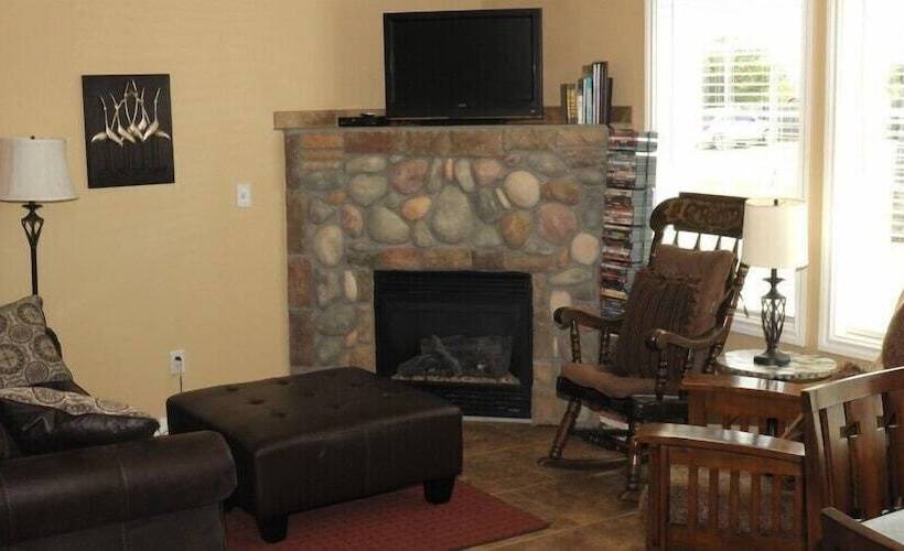 مبيت وإفطار The Collins Inn And Seaside Cottages   Adults Only